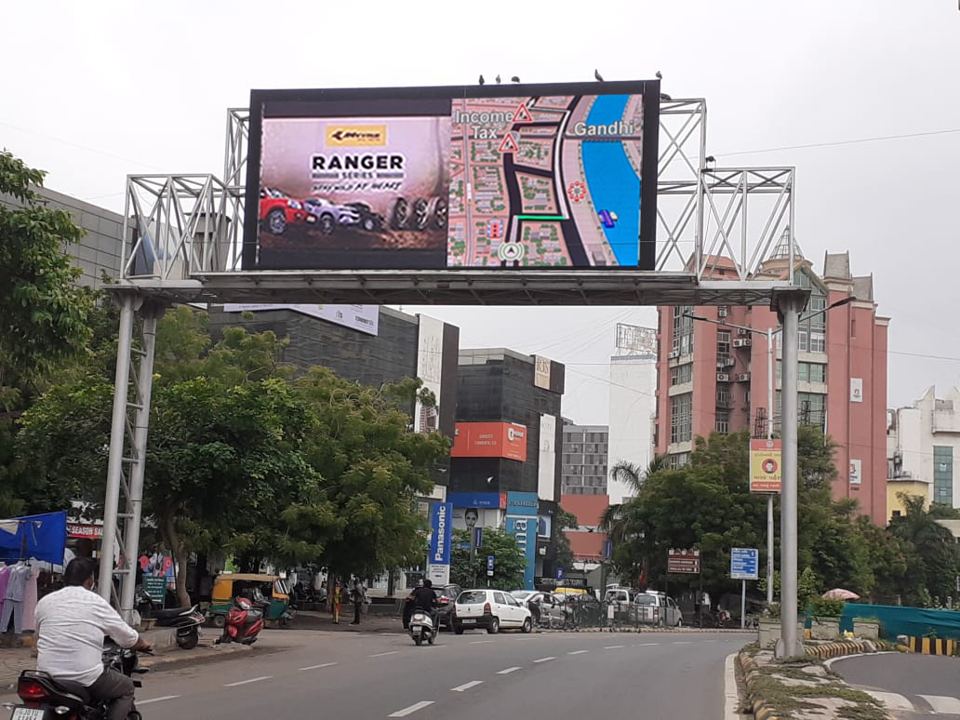 Gantry-mounted ITS screen opposite HK College, Ashram Road
